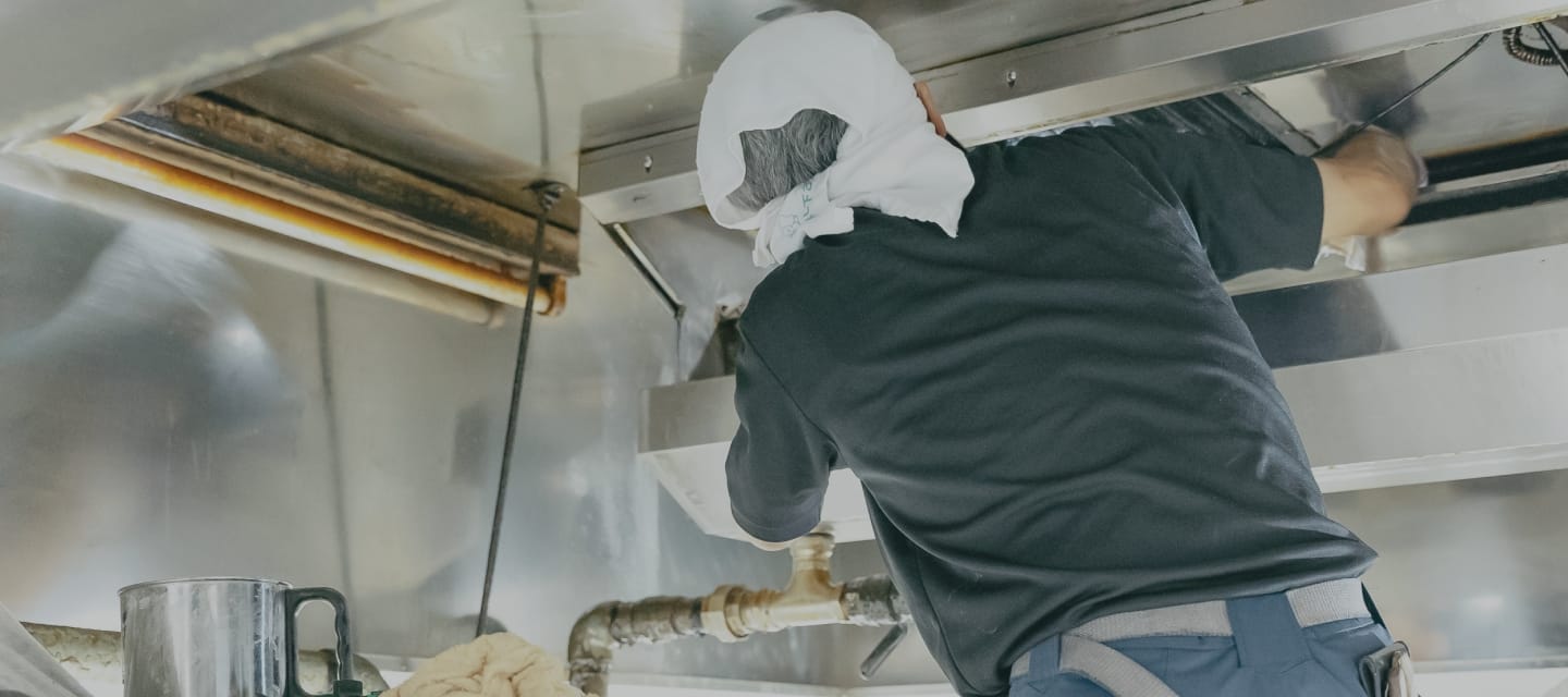 メインビジュアル「お客様の笑顔と快適な空間づくりのために。総合クリーニングサービスで快適な空間を創造する、株式会社 エスシーエス」PC表示用