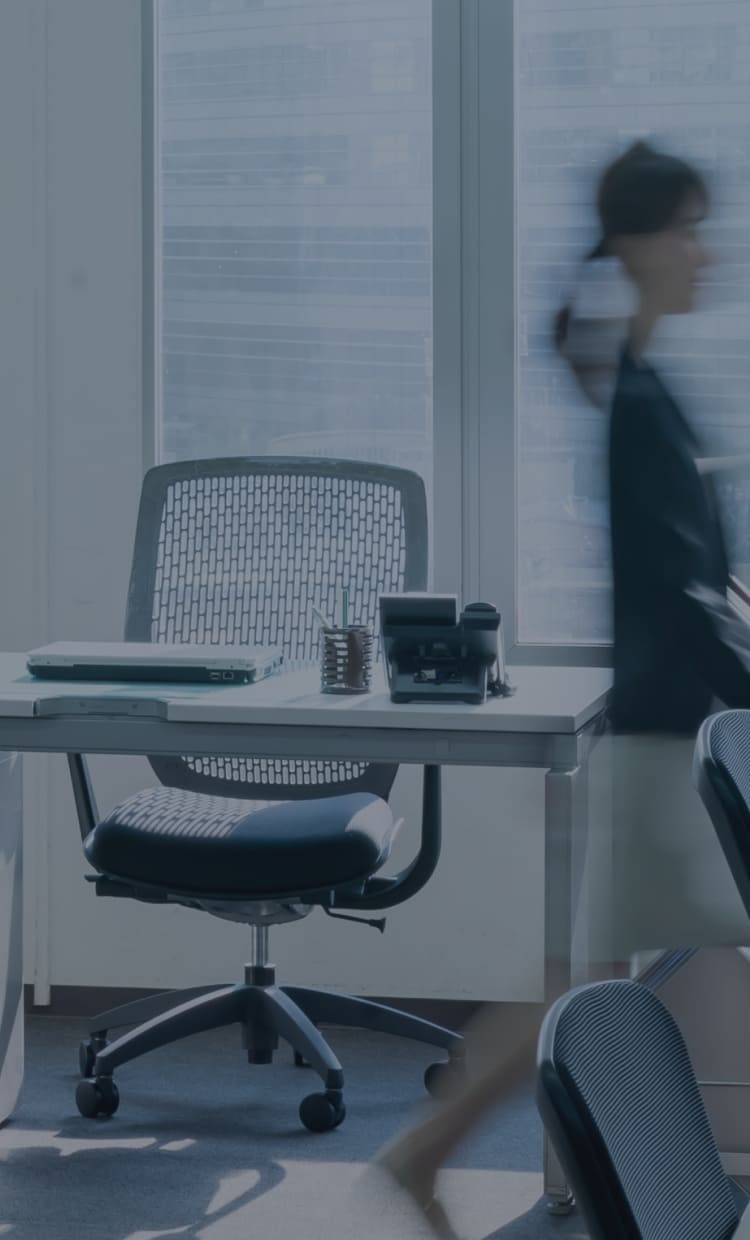 メインビジュアル「オフィスの身だしなみを整え、“活気”と“信頼”を創る。総合クリーニングサービスで快適な空間を創造する、株式会社 エスシーエス」SP表示用