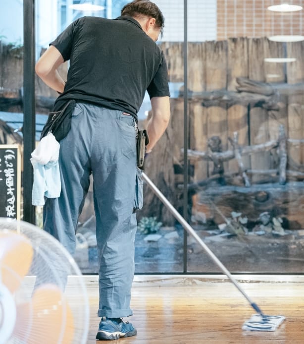 「清潔で快適な環境を創り出す清掃のスペシャリストです」PC表示用イメージ画像